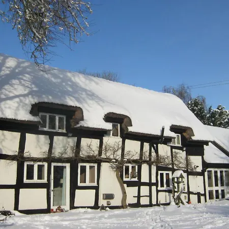 The Moats - Coddington A Small Private Thatched Cottage B&B Located In Quiet Countryside Between Ledbury And Malvern - Convenient For The Malvern Three Counties Showground And 5 Miles From Excellent Shops Restaurants And Ledbury Poetry Festival-2