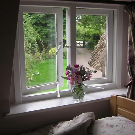 The Moats - Coddington A Small Private Thatched Cottage B&B Located In Quiet Countryside Between Ledbury And Malvern - Convenient For The Malvern Three Counties Showground And 5 Miles From Excellent Shops Restaurants And Ledbury Poetry Festival-3